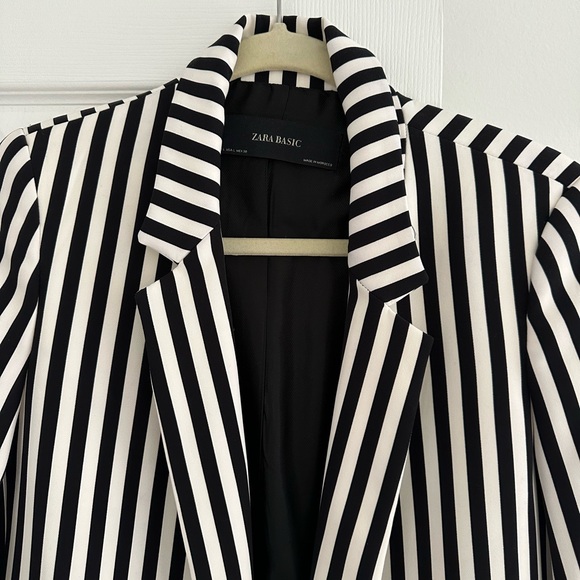 Zara Stripe Blazer 🤍🖤 - Picture 2 of 4